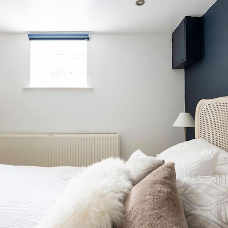 2 Double Bedroom Large Modern Self Contained Apartment Free Parking Camberley Exterior foto