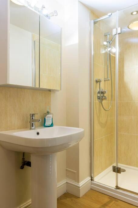 2 Double Bedroom Large Modern Self Contained Apartment Free Parking Camberley Exterior foto