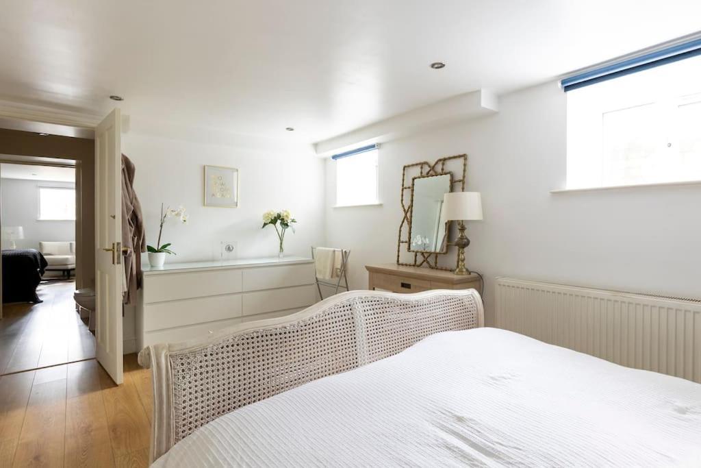 2 Double Bedroom Large Modern Self Contained Apartment Free Parking Camberley Exterior foto